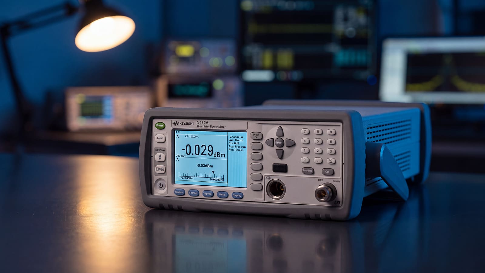 Keysight N432A trên bàn đo lường vi ba, màn hình hiển thị công suất -0,029 dBm