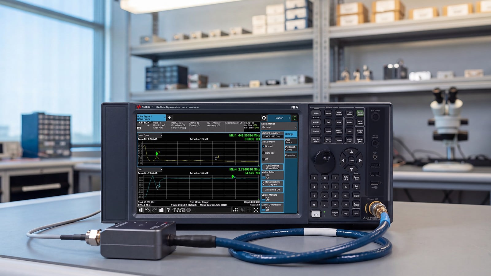 Máy phân tích hệ số tạp âm Keysight NFA X-Series với tiền khuếch đại USB trên bàn đo trong phòng lab RF
