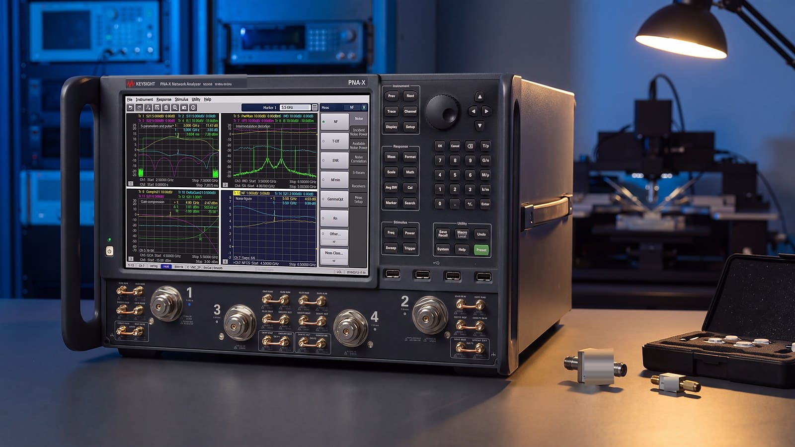 Keysight PNA-X N5245B trên bàn đo trong lab đặc trưng hóa linh kiện bán dẫn RF, cạnh bộ chuẩn hiệu chuẩn 2,4 mm