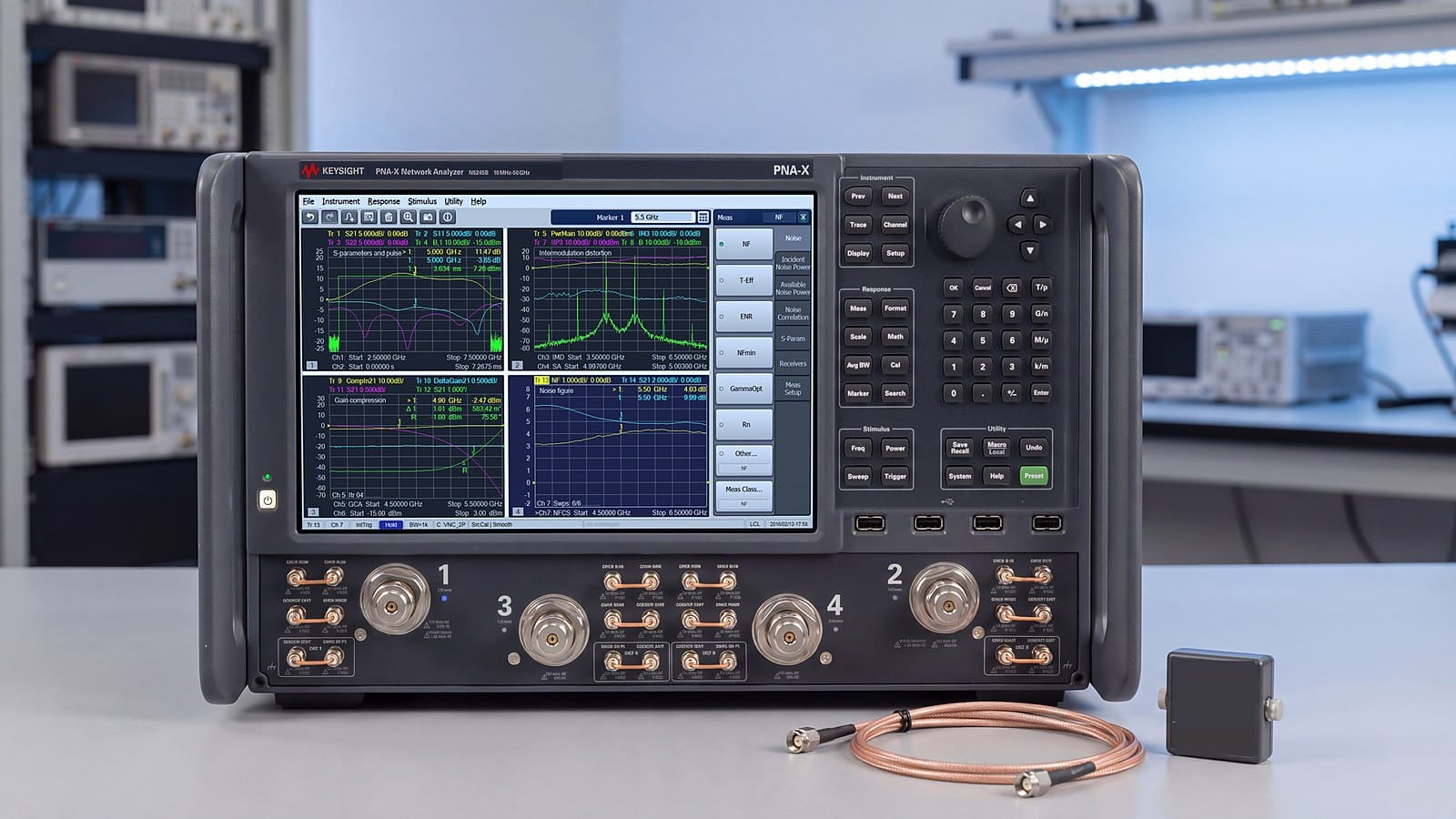 Máy phân tích mạng PNA-X Keysight N5245B 4 cổng trên bàn đo trong phòng lab RF