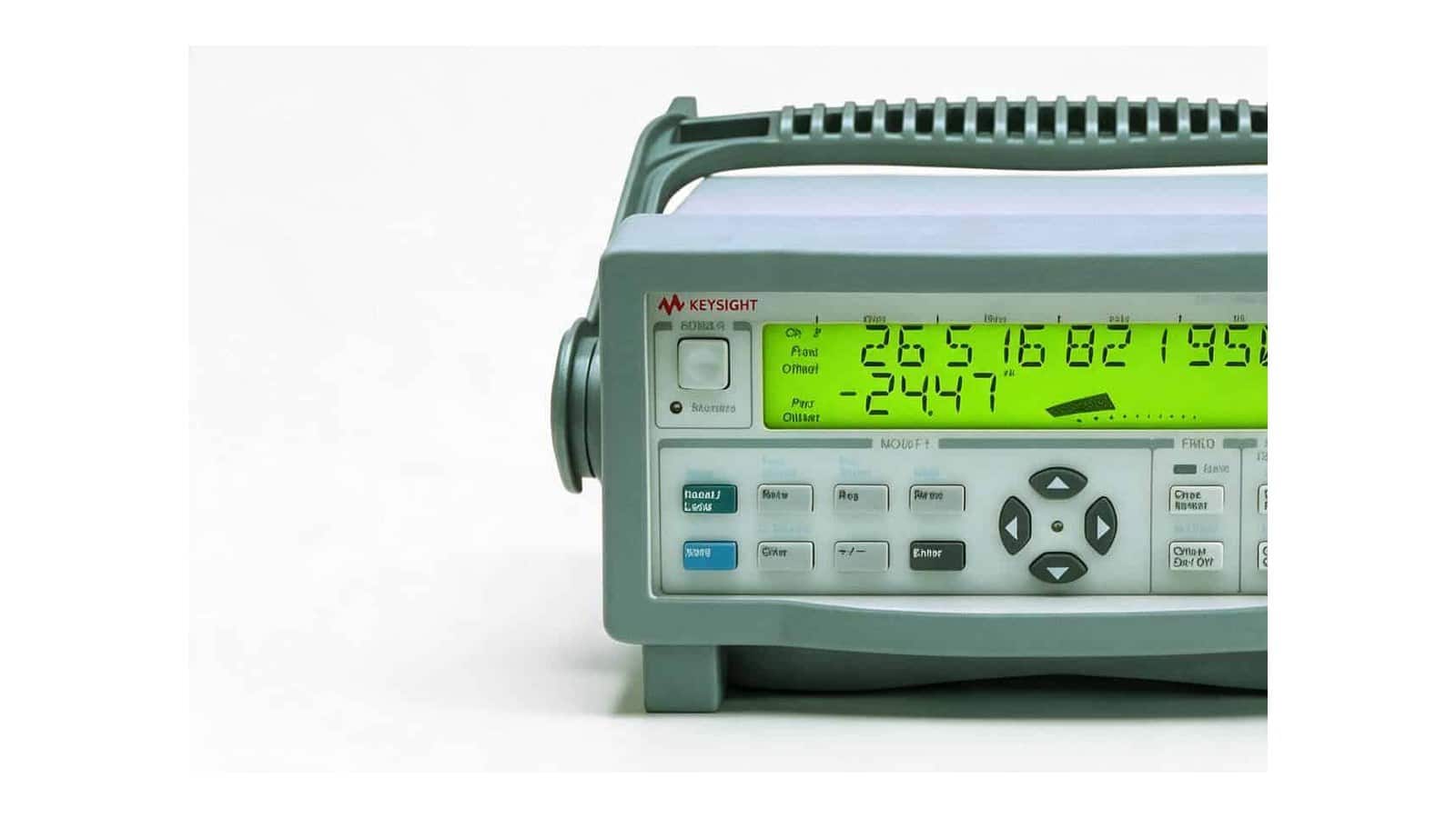 Mặt trước Keysight 53150A với màn hình LCD và đầu vào kênh vi sóng