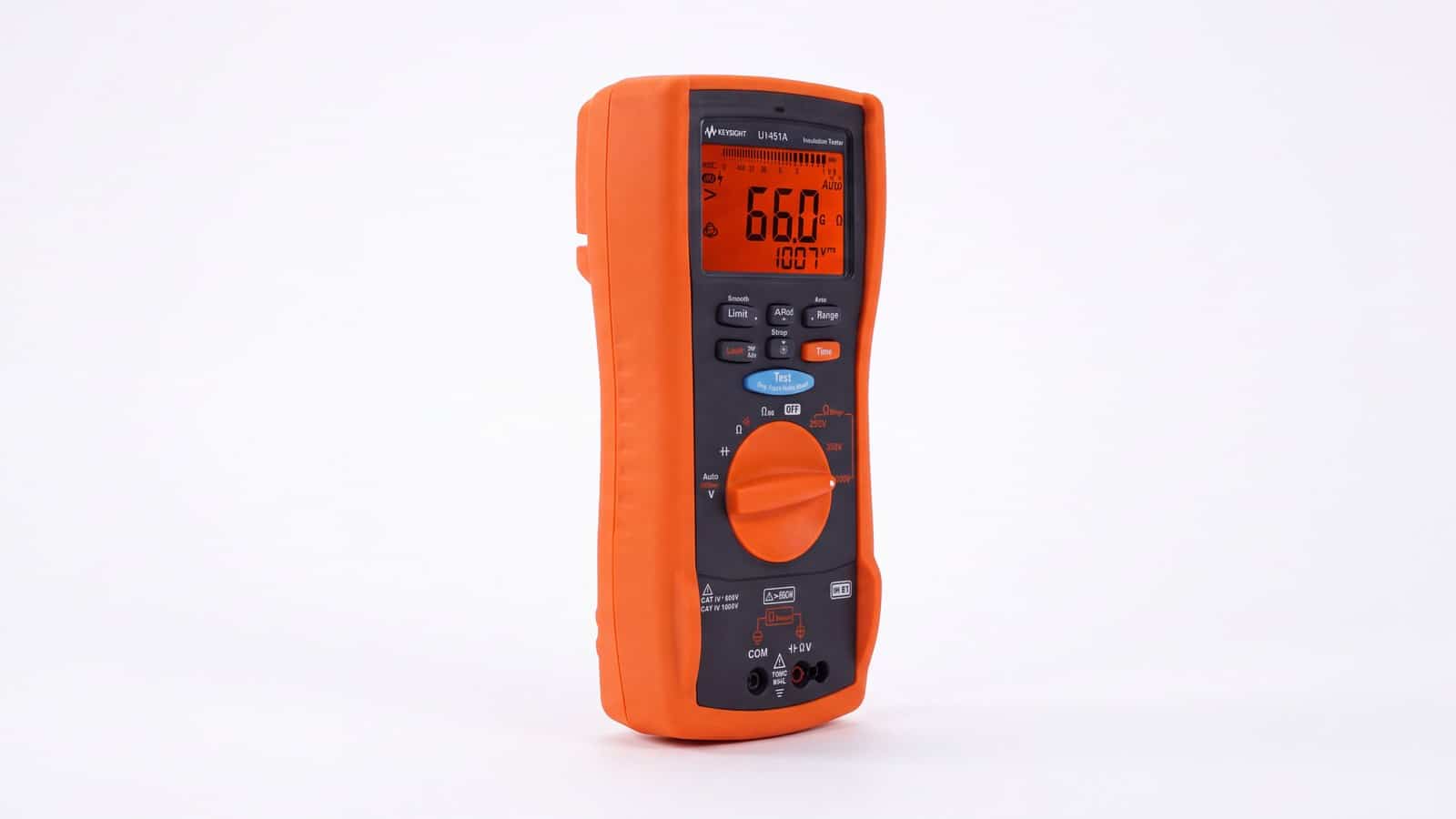 Kỹ thuật viên dùng Keysight U1451A kiểm tra cách điện cuộn dây động cơ tại nhà máy