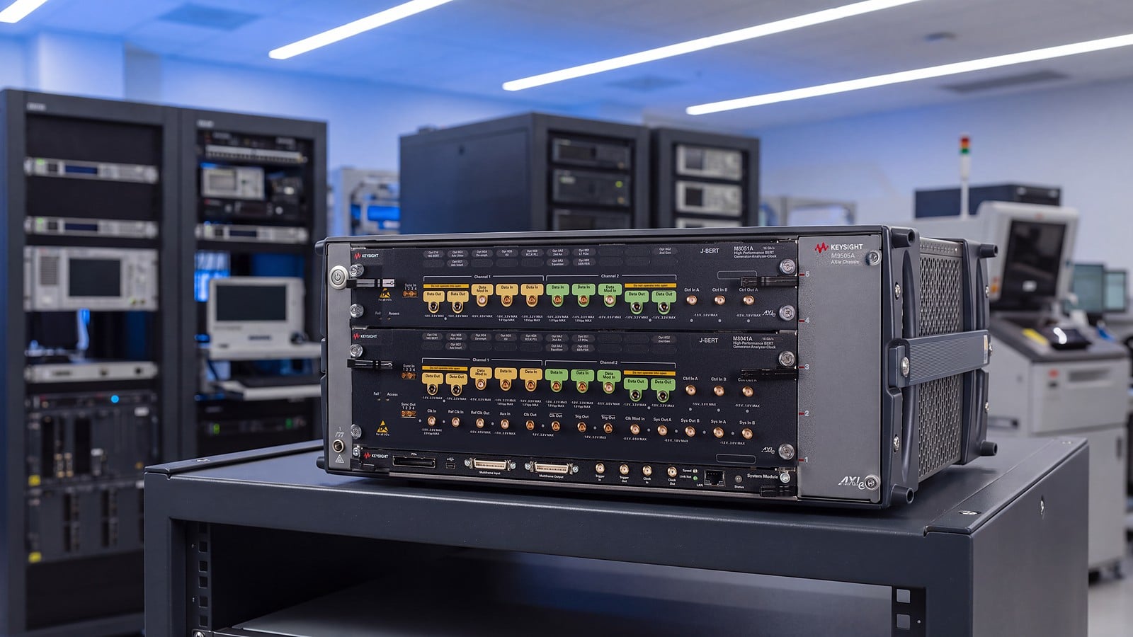 Keysight J-BERT M8020A đặt trên tủ rack trong khu kiểm thử xác nhận bán dẫn và sản xuất