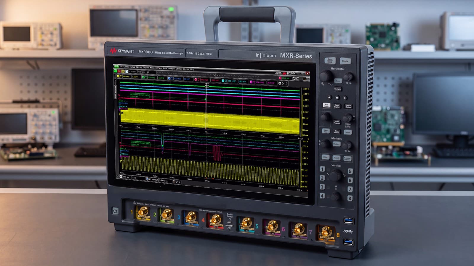 Máy hiện sóng 8 kênh Keysight MXR208B Infiniium MXR B-Series trên bàn đo trong phòng lab R&D điện tử