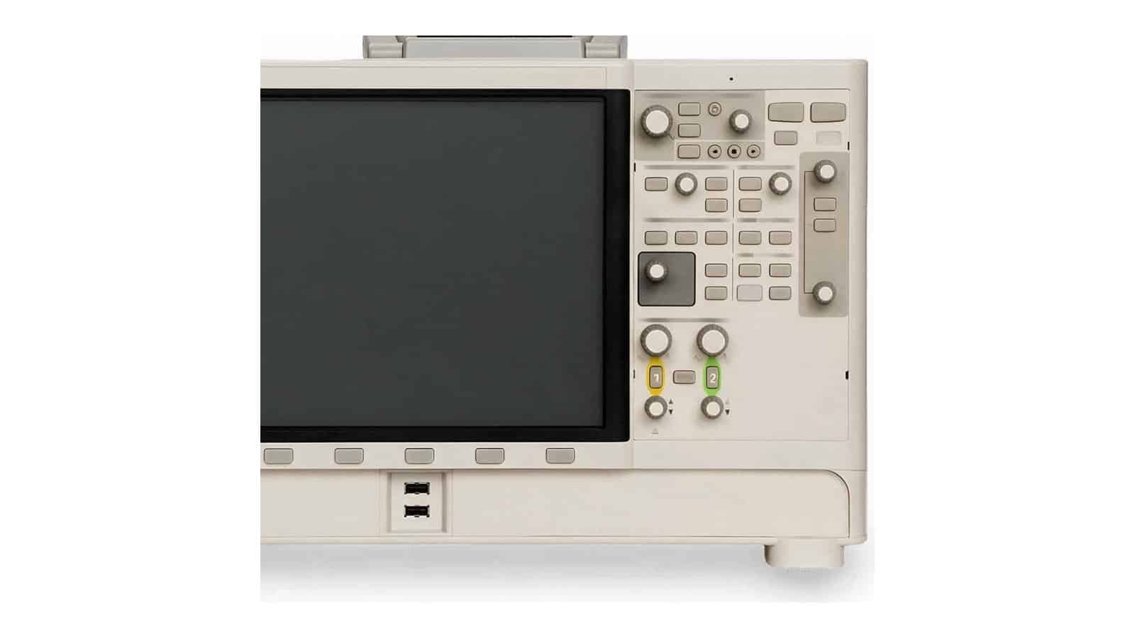 Kỹ sư dùng Keysight PA2201A bắt dòng khởi động của bộ nguồn trong phòng thí nghiệm điện tử công suất