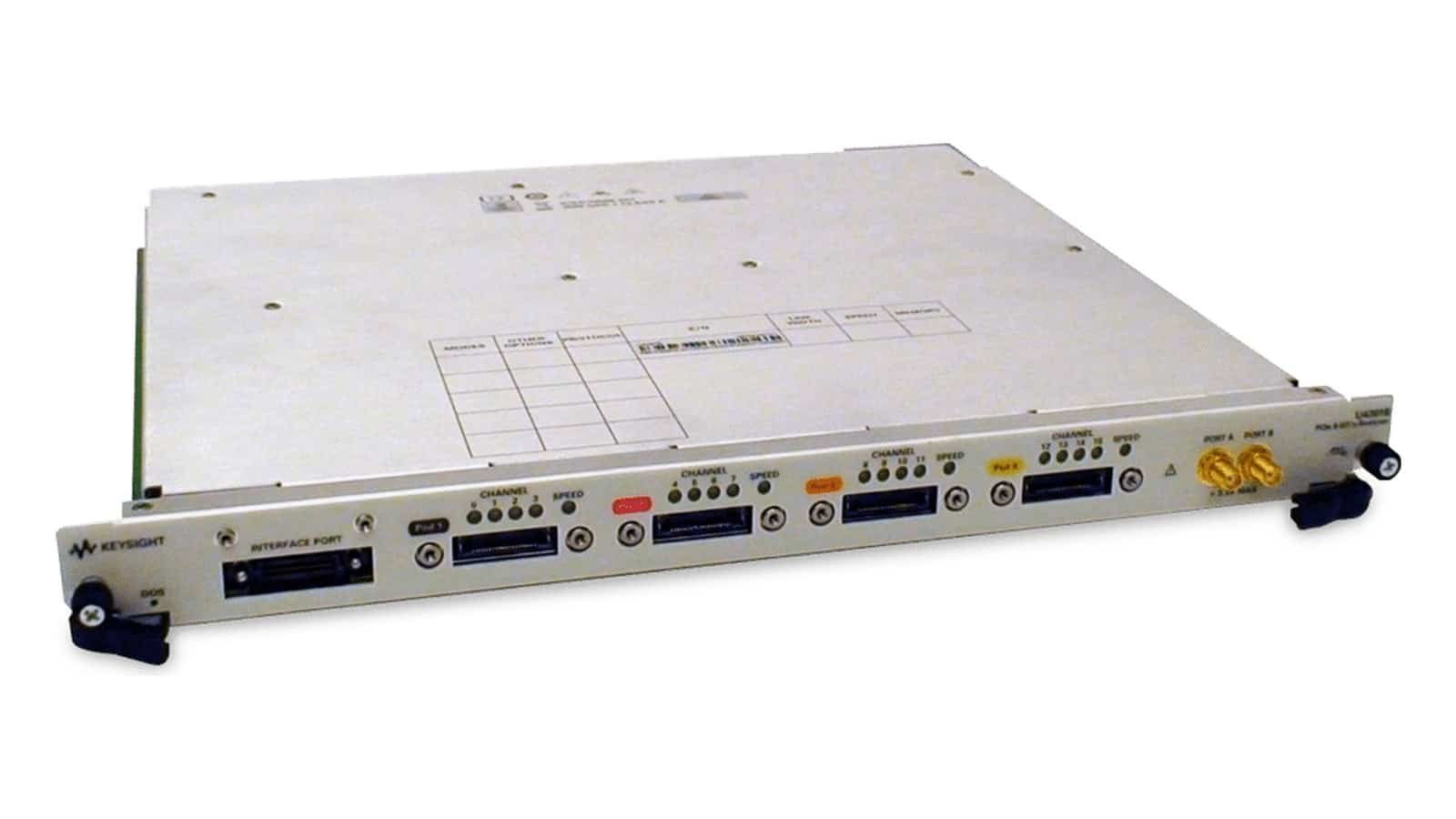 Kỹ sư dùng máy phân tích giao thức PCIe Keysight U4301B gỡ lỗi huấn luyện liên kết trên bo mạch