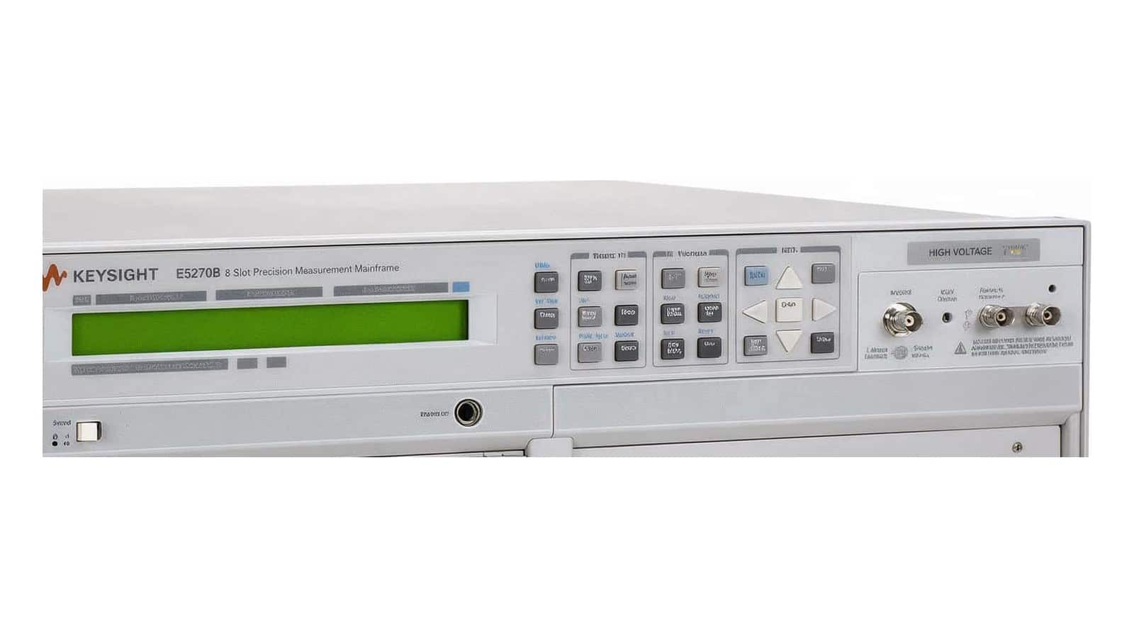 Mặt trước Keysight E5270B với các khe module HPSMU, MPSMU, HRSMU