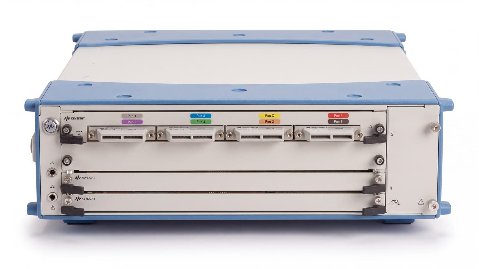Mặt trước khung AXIe với các cổng cáp đầu dò của mô-đun Keysight U4154B