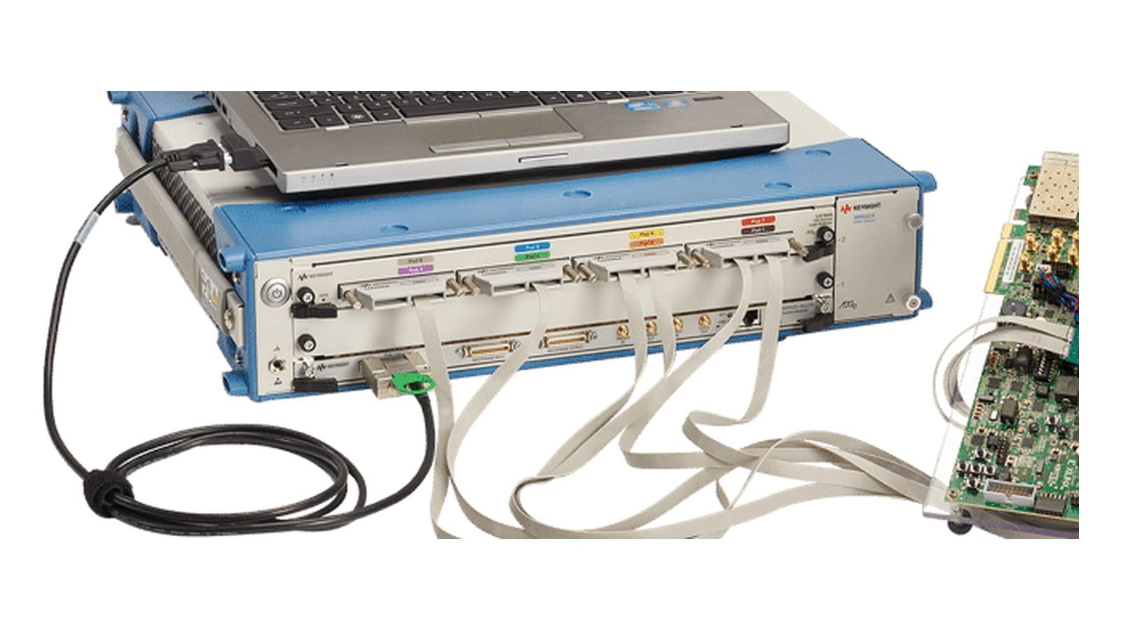 Kỹ sư dùng máy phân tích logic Keysight U4164A gỡ lỗi bo mạch nhúng trong phòng R&D