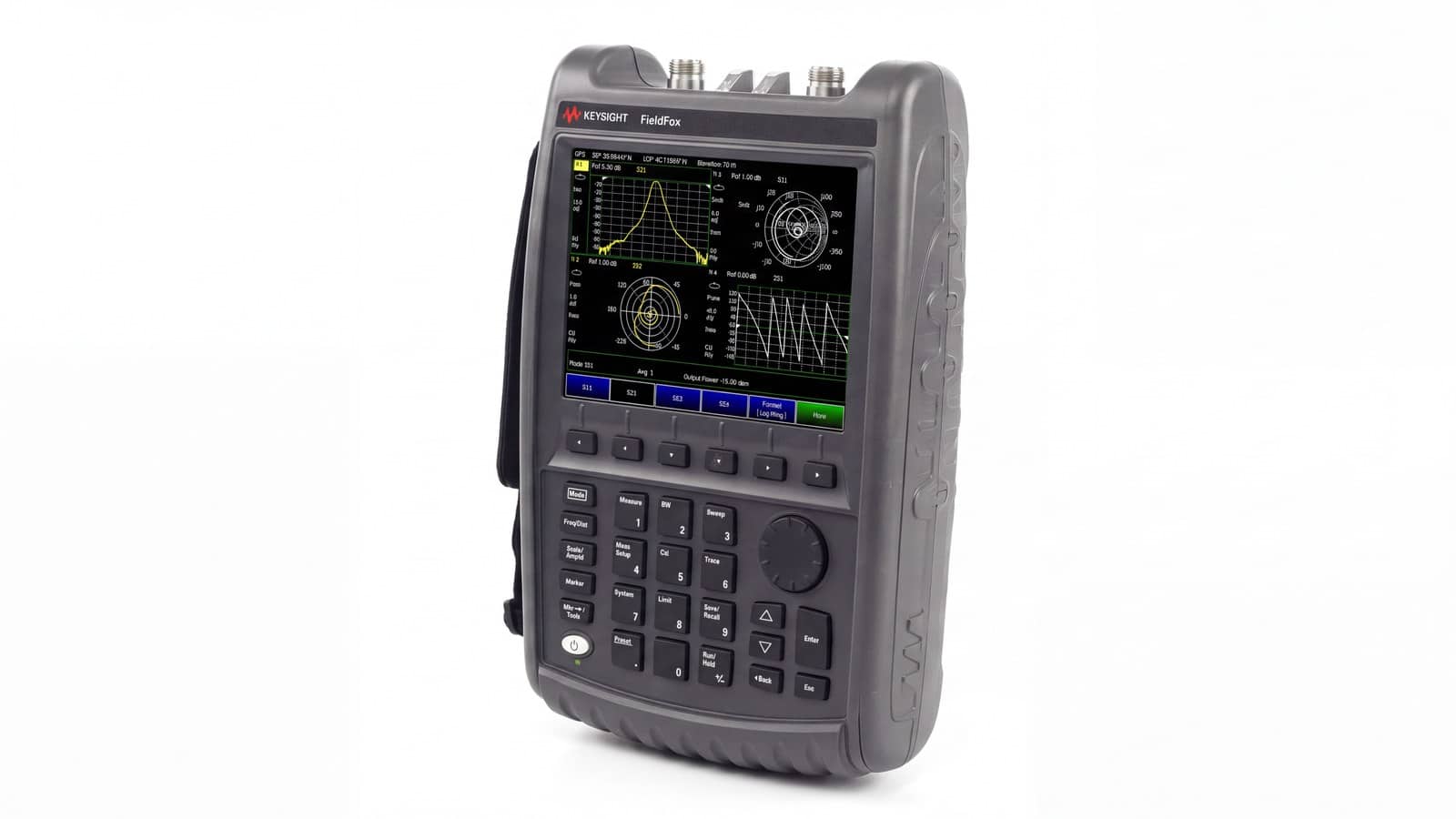 Kỹ thuật viên dùng máy phân tích mạng cầm tay FieldFox Keysight đo VSWR anten trên cột viễn thông