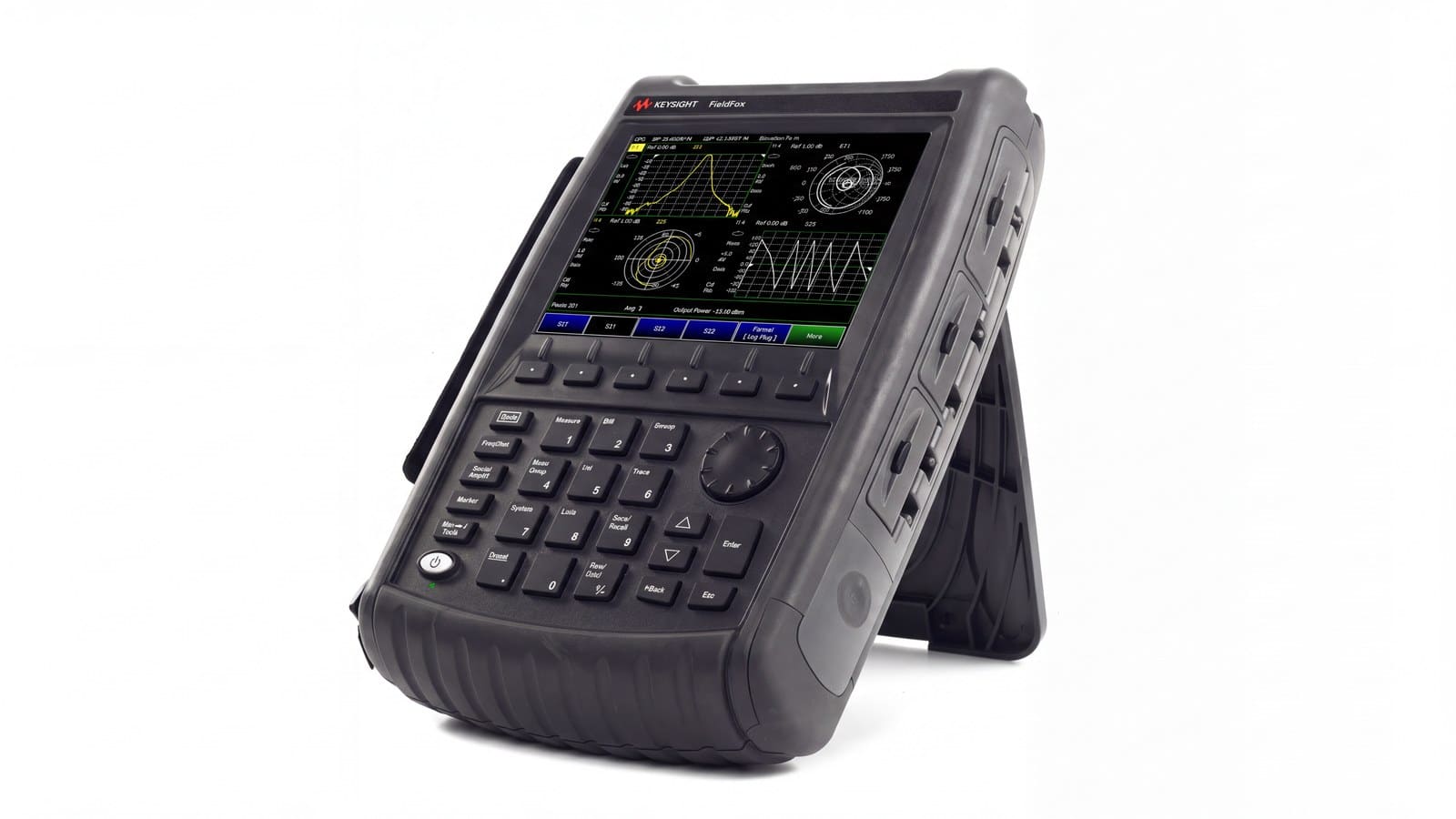 Kỹ thuật viên dùng máy phân tích mạng vector cầm tay Keysight N9927A đo feeder ăng-ten trên tháp