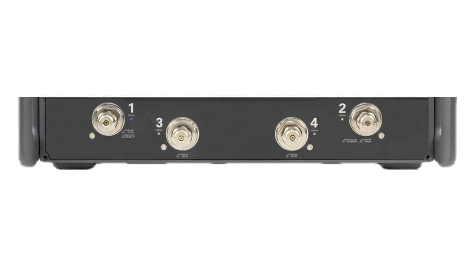 Mặt trước máy phân tích mạng Keysight N5224B với cổng đo 2,4 mm và màn hình cảm ứng