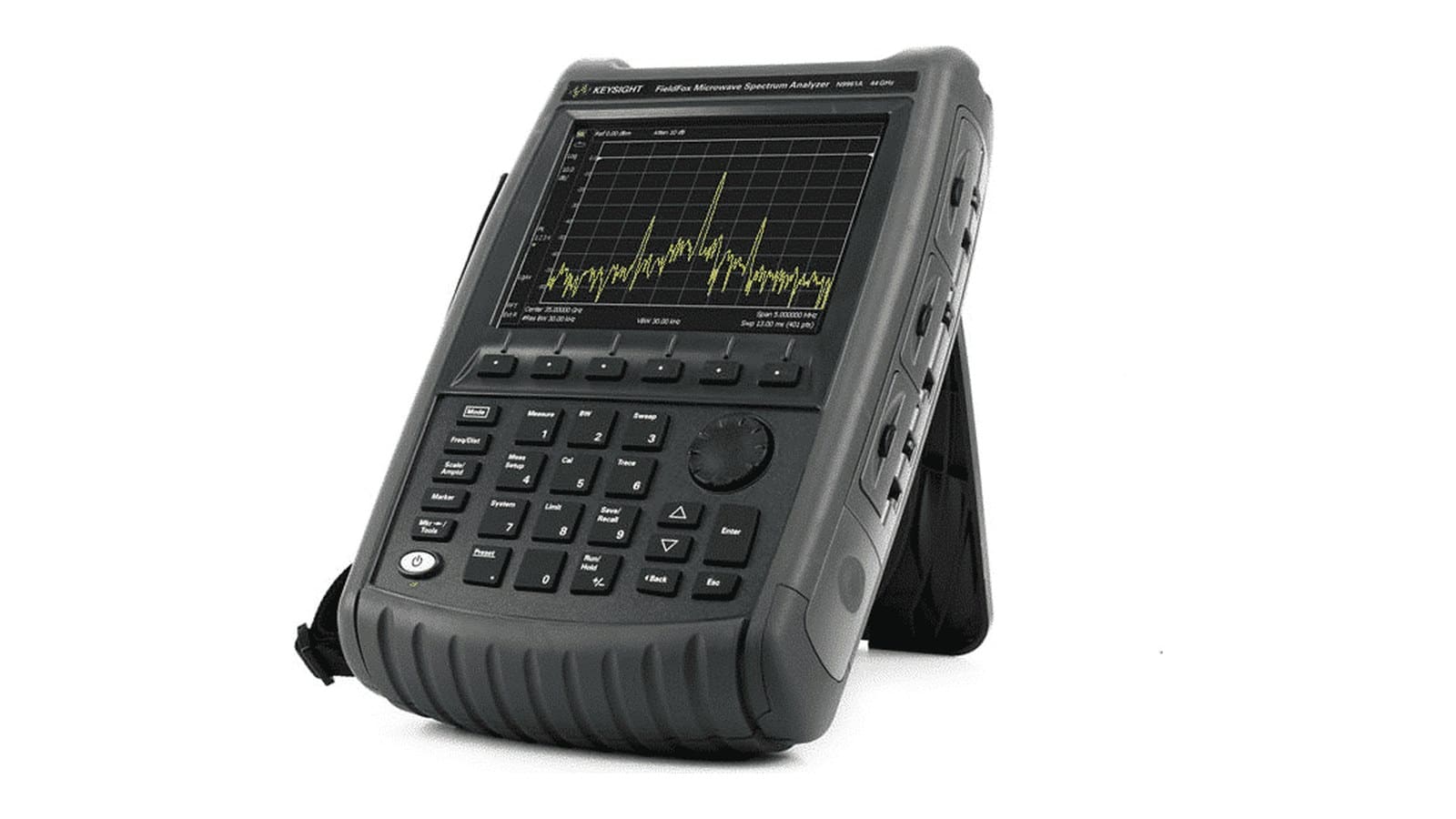 Kỹ sư dùng máy phân tích phổ cầm tay FieldFox Keysight N9961A kiểm tra tuyến viba trên cột anten