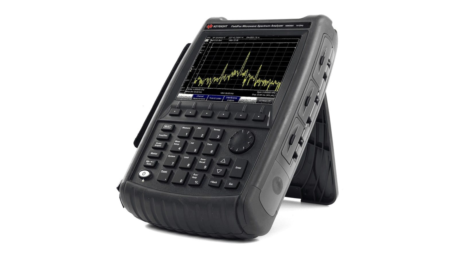 Kỹ sư dùng Keysight N9936A đo phổ và dò nhiễu cạnh ăng-ten ngoài hiện trường