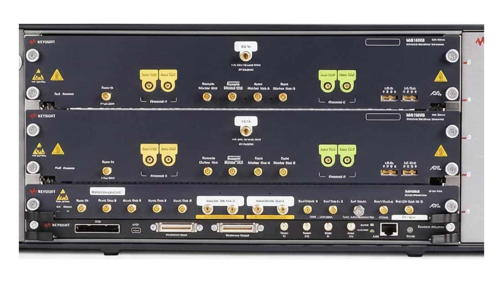 Mặt trước module Keysight M8199B với cổng ra vi sai, thông số 256 GSa/s và 80 GHz