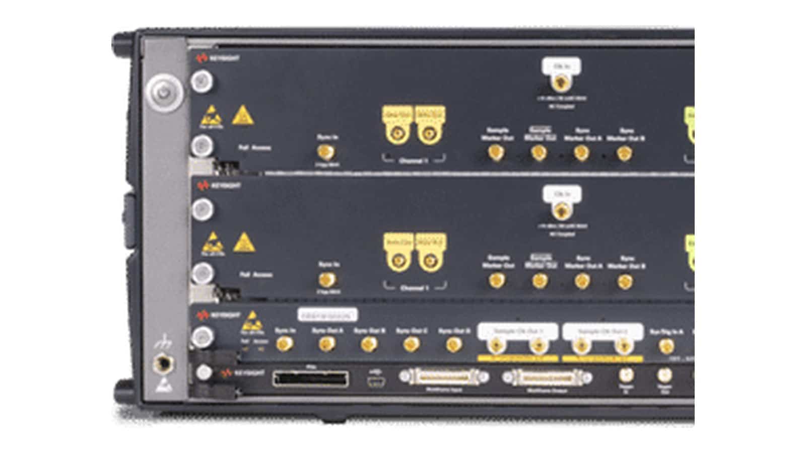 Module Keysight M8199B trong khung AXIe với các cổng ra vi sai cho thử nghiệm SerDes 224G
