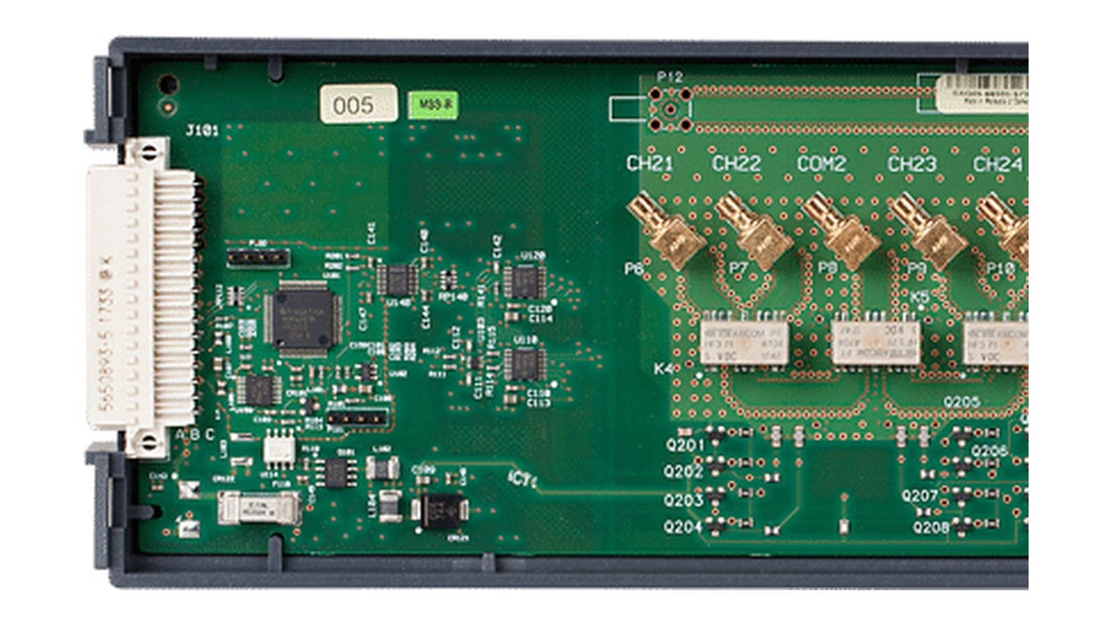 Mặt trước Keysight DAQM905A với các cổng SMB cho hai bộ ghép kênh RF 1x4