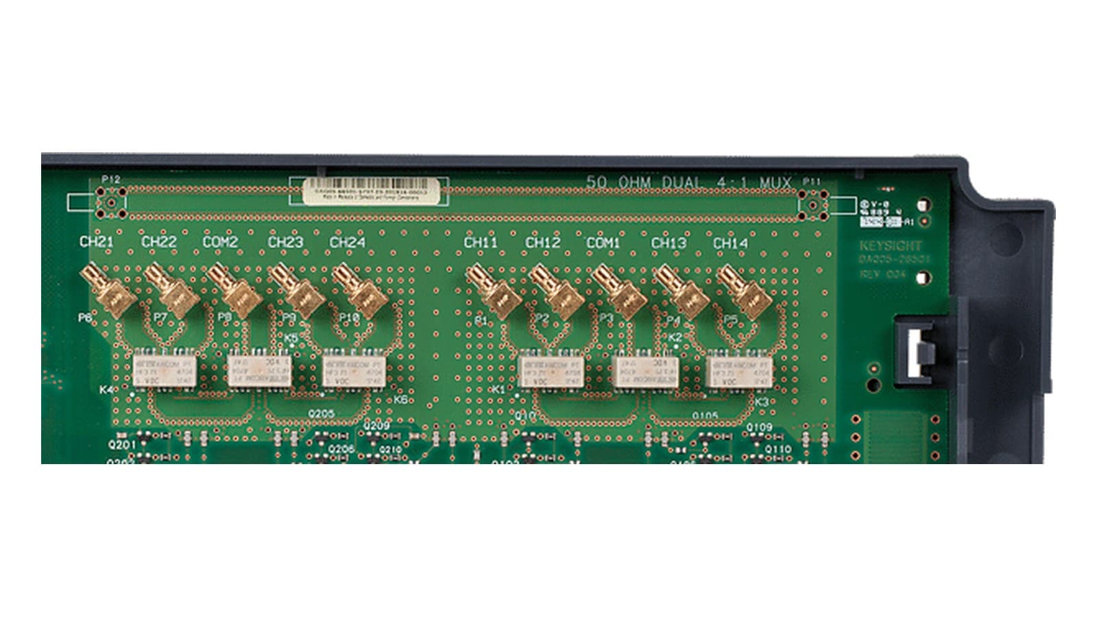 Kỹ sư dùng hệ thống thu thập dữ liệu Keysight với DAQM905A đo nhiều bo mạch RF trên bàn thử