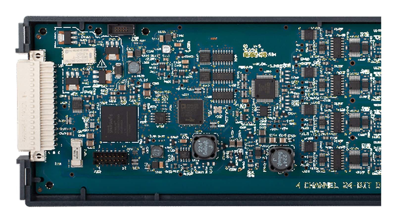 Mặt ngoài mô-đun Keysight DAQM909A cắm vào mainframe DAQ970A của hệ thống thu thập dữ liệu