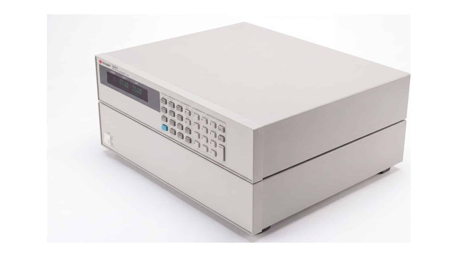 khung tải điện tử Keysight N3300A, nơi lắp mô-đun Keysight N3306A - ảnh thật trên nền trắng