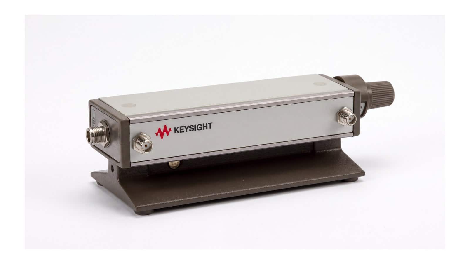 Bộ suy hao bước Keysight 8494B lắp trên bàn đo RF cạnh máy phát tín hiệu